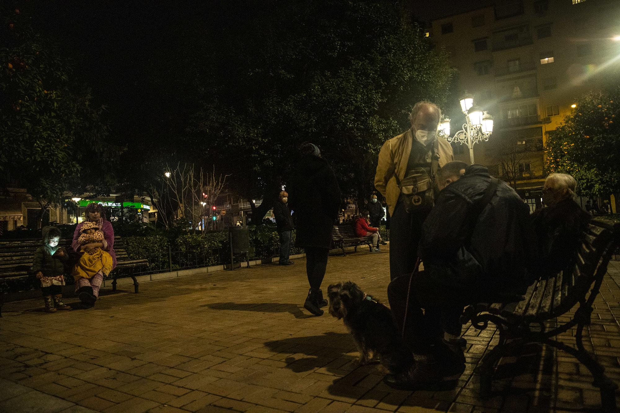 Cientos de granadinos salen a la calle a causa de los terremotos de esta noche - 13
